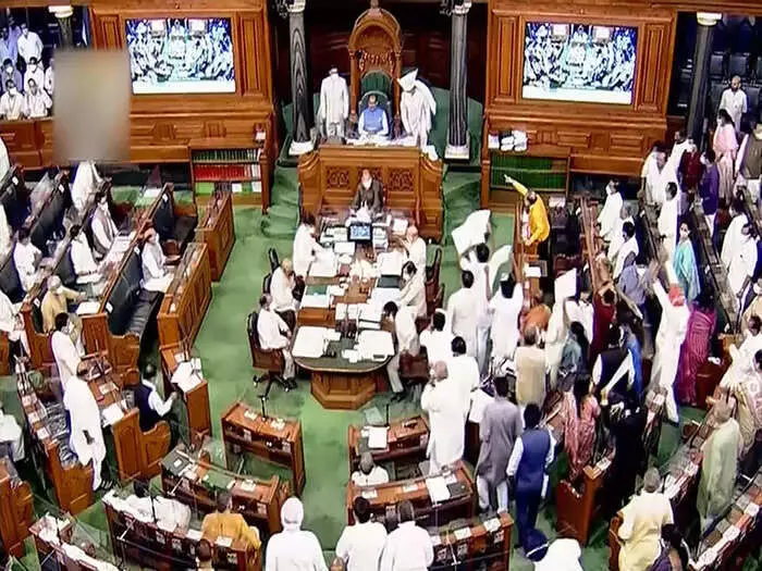 संसद के मानसून सत्र में हंगामे पर कार्रवाइ , TMC कांग्रेस और शिवसेना के 12 सांसद राज्यसभा से निलंबित