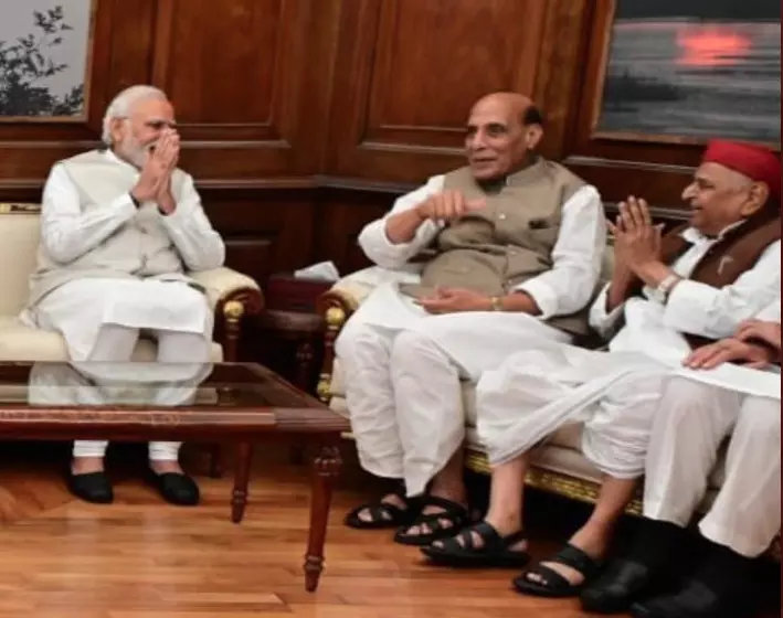 PM मोदी ने मुलायम सिंह यादव से की मुलाकात, बढ़ सकती है अखिलेश यादव की मुश्किलें ?
