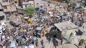 जहांगीरपुरी में हिंसा वाली जगह पर दंगाइयों के अवैध कब्जे पर चले बुलडोजर, बुलडोजर द्वारा एक्शन से बोखलाए ओवैसी और आप नेता अमानतुल्लाह खान