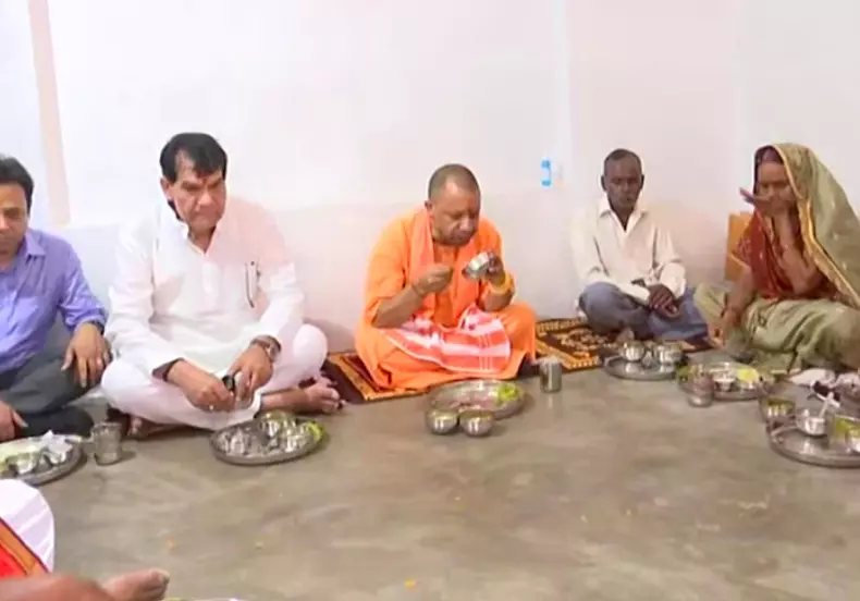 सीएम योगी ने अयोध्या की मलिन बस्ती में मनीराम के घर किया सह भोज, सरकार के मंत्री भी अपने दौरों के दौरान दे रहे सामाजिक समरसता का संदेश