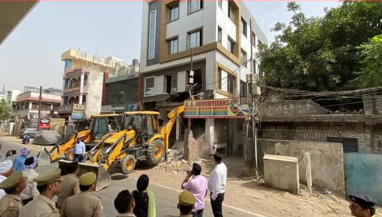 कानपुर हिंसा के मास्टरमाइंड जफर हयात के रिश्तेदार के घर पर गरजा बाबा का बुलडोज़र, गिराए गए अवैध निर्माण