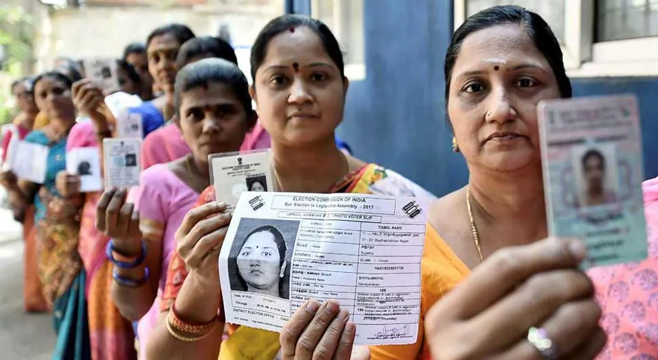 भारत सरकार का बड़ा ऐलान, आधार को मतदाता सूची से जोड़ने की अनुमति देने वाली अधिसूचना जारी