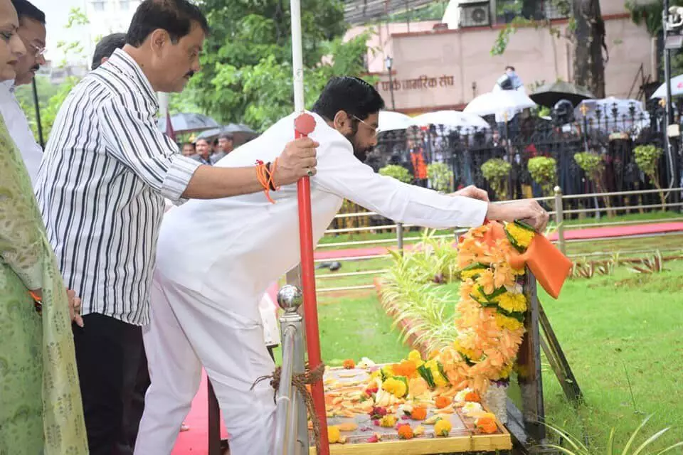 गुरु पूर्णिमा पर बालासाहेब ठाकरे की शिक्षा-दीक्षा को लेकर भिड़े CM शिंदे - संजय राउत