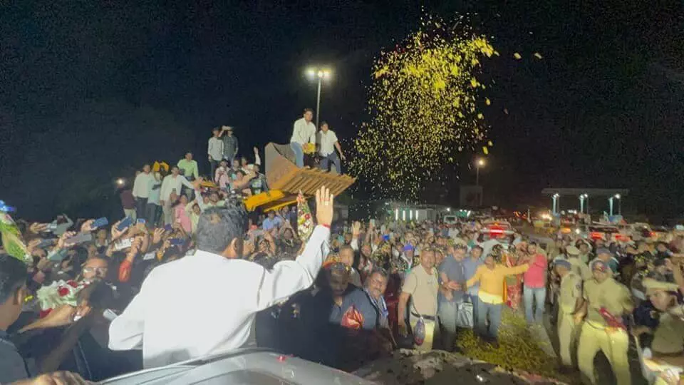 नासिक में सीएम एकनाथ शिंदे का हुआ भव्य स्वागत, समर्थकों ने बुलडोज़र से की फूलों की बारिश