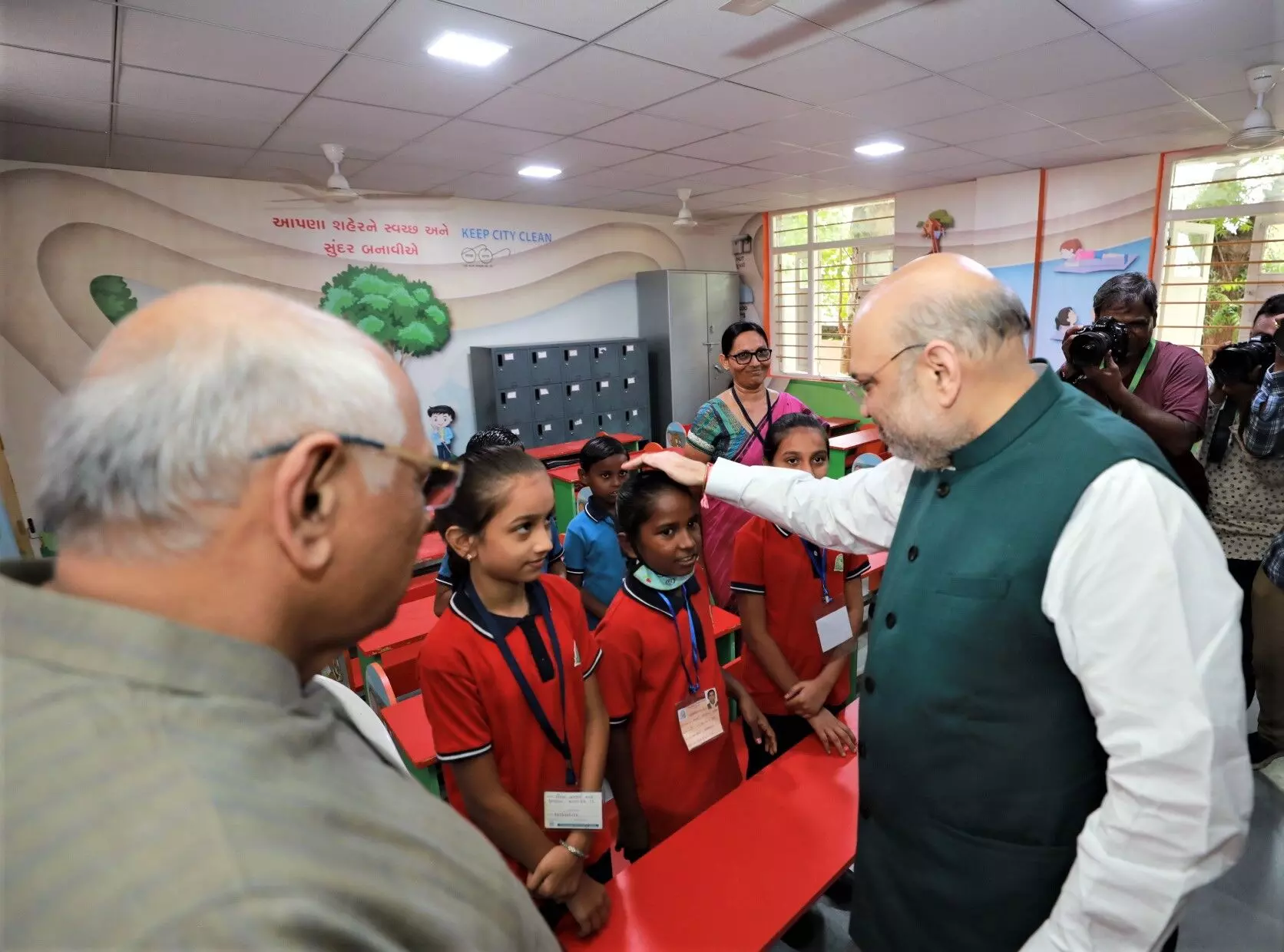 गृह मंत्री अमित शाह ने अहमदाबाद में 4 स्मार्ट स्कूल का किया उद्घाटन, कहा- पीएम मोदी ने बच्चों को उज्ज्वल भविष्य देने के अपने संकल्प को जमीन पर चरितार्थ किया है।