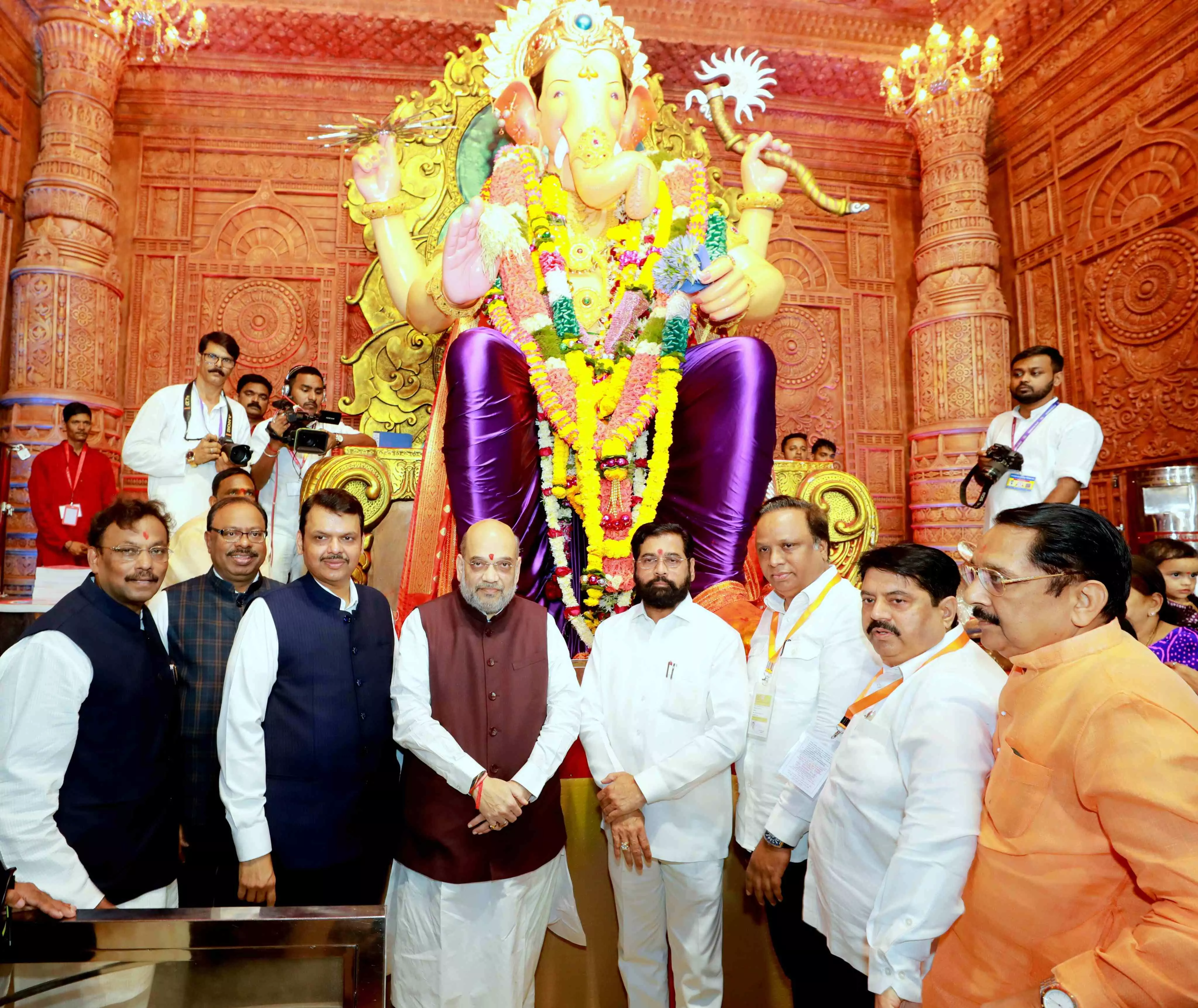 BMC चुनाव से पहले महाराष्ट्र पहुंचे अमित शाह, लालबागचा राजा पंडाल में शाह ने की पूजा-अर्चना, शिंदे-फडणवीस भी साथ रहे मौजूद