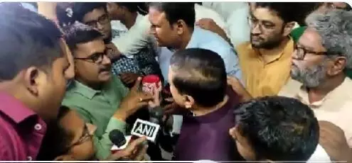 AAP सांसद संजय सिंह ने प्रेस वार्ता के दौरान पत्रकारों से की अभद्रता और गाली गलौज कर धमकाया,पत्रकारों के साथ हाथापाई का वीडियो हुआ वायरल
