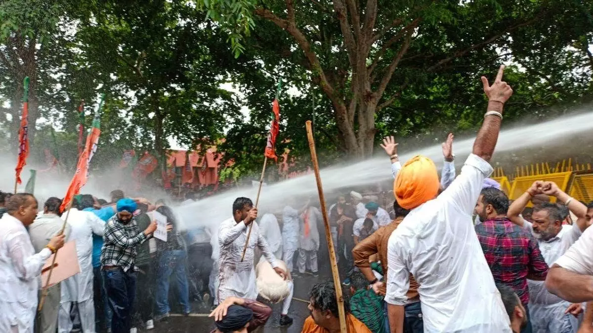 पंजाब सरकार के खिलाफ BJP ने किया प्रदर्शन, पुलिस ने BJP कार्यकर्ताओं पर किया वॉटर कैनेल का इत्तेमाल