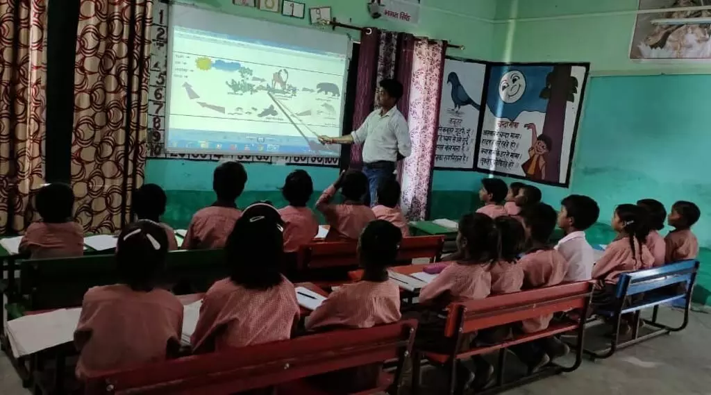स्मार्ट क्लासेज में पढ़ रहे यूपी के बच्चे, प्रदेश में प्राइमरी और उच्च प्राइमरी स्कूलों के बच्चों में डिजिटल लर्निंग को प्रेरित कर रही योगी सरकार