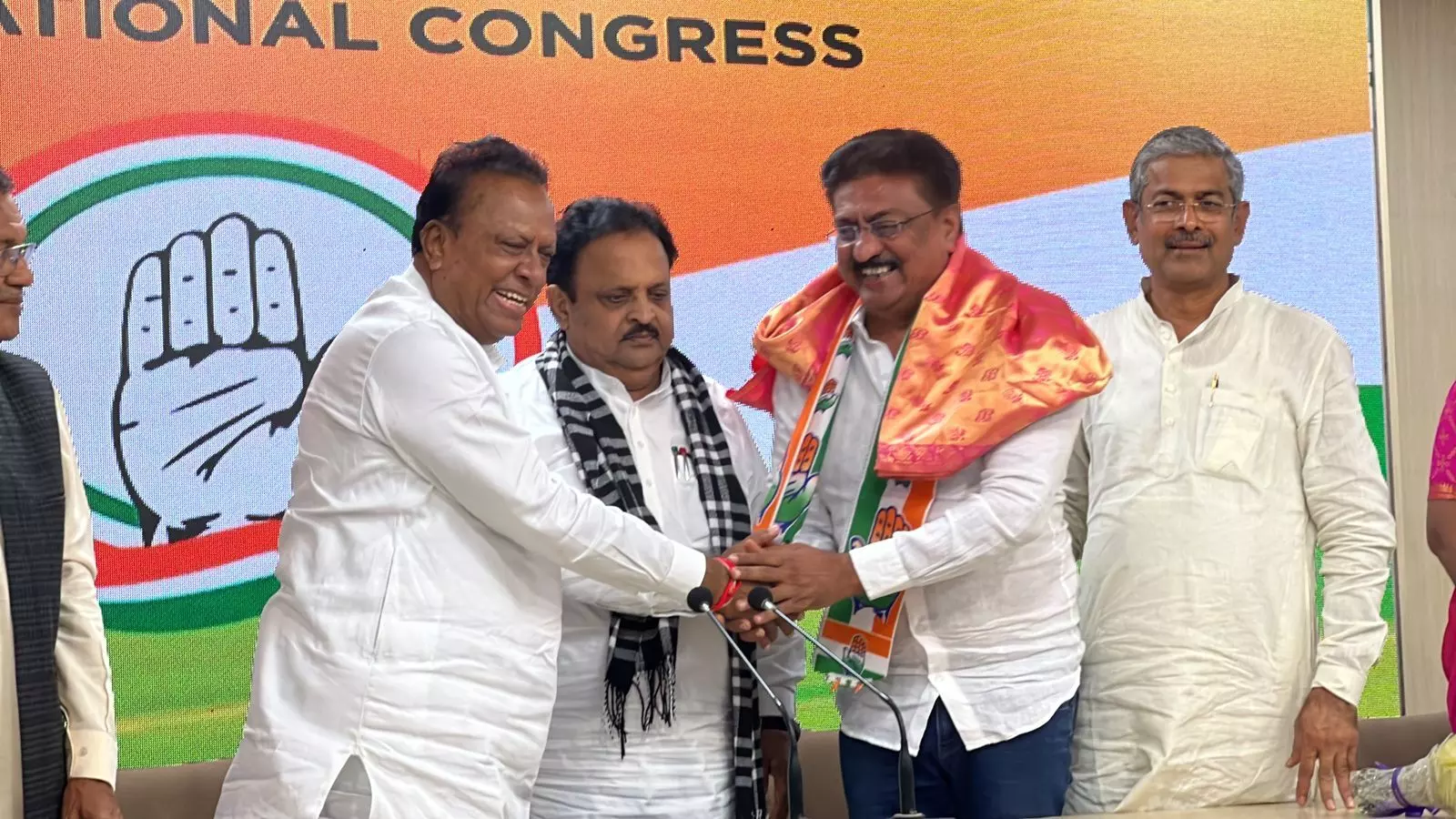 इसुदान गढ़वी को CM फेस घोषित होते ही गुजरात AAP में पड़ी फूट,  AAP नेता इंद्रनील राजगुरु कांग्रेस में हुए शामिल