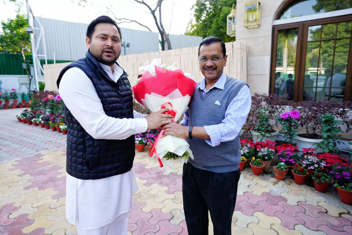 RJD नेता तेजस्वी यादव ने दिल्ली में CM केजरीवाल से की मुलाकात, जनता ने कसा तंज कहा- चोर चोर मौसेरे भाई