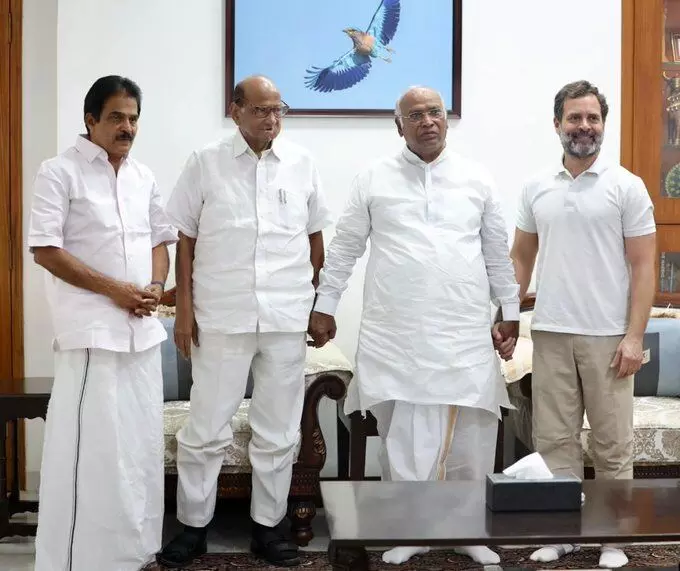 राहुल गांधी ने NCP चीफ शरद पवार से की मुलाकात, कहा - विपक्ष को एकजुट करने की प्रक्रिया हुई शुरु