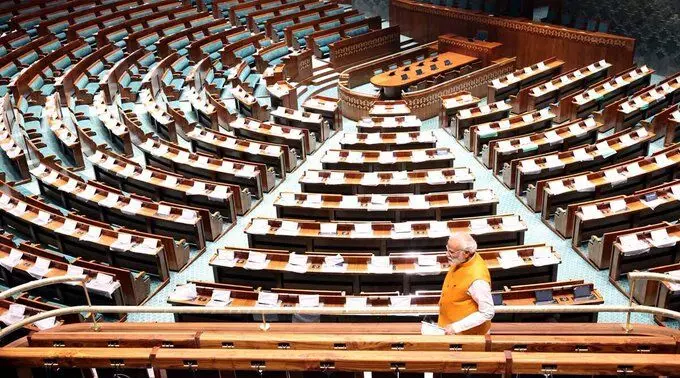 वीर सावरकर की जयंती पर नए संसद भवन का उद्घाटन करेगे PM मोदी, बौखलाई कांग्रेस