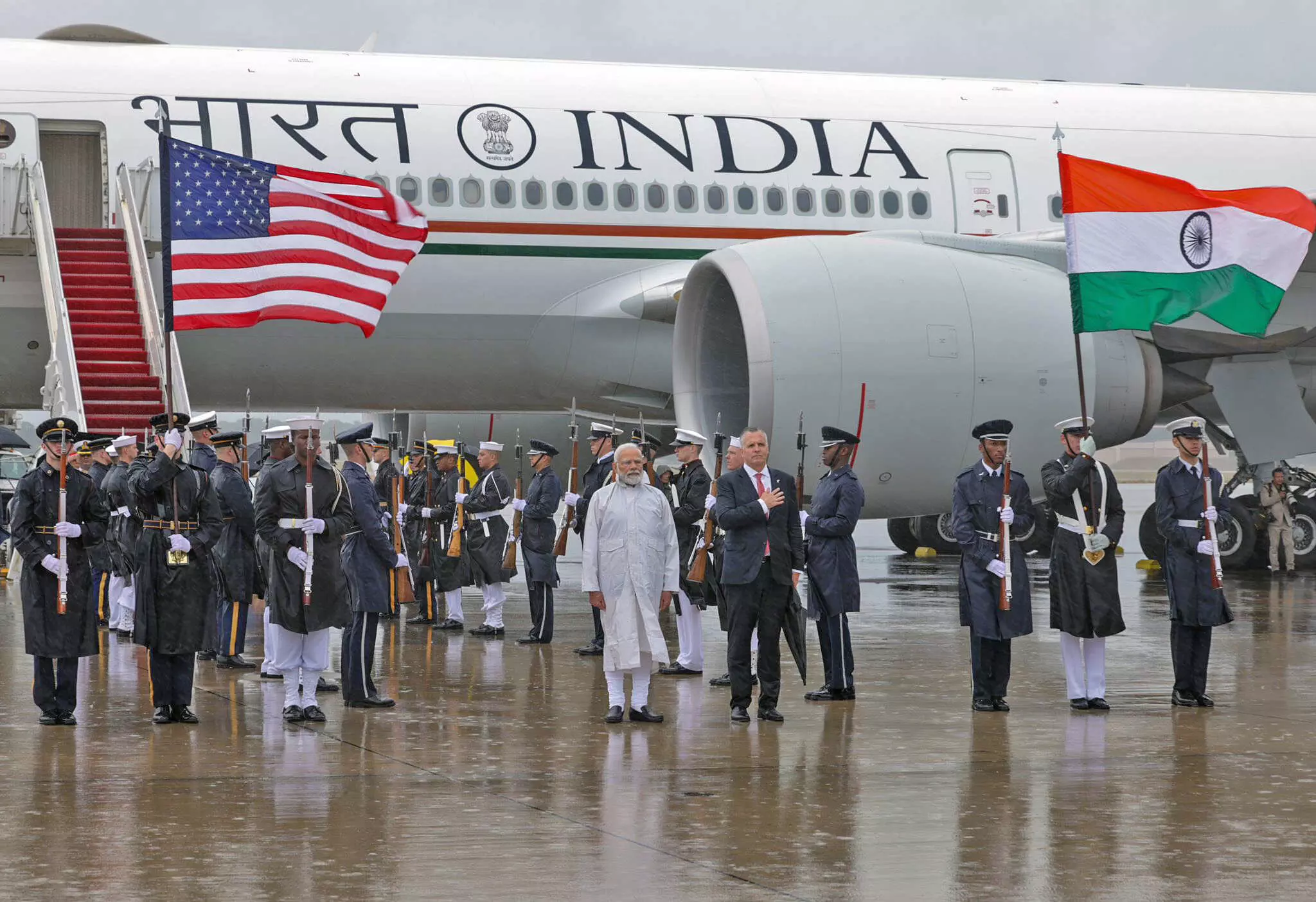 अमेरिका में राष्ट्रगान के सम्मान में भीगते रहे PM मोदी, जनता बोली- मोदी से राहुल, केजरीवाल सीखे राष्ट्र सम्मान