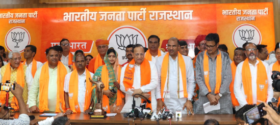 चुनाव से पहले बढ़ा BJP का कुनबा, पूर्व सांसद धन सिंह रावत समेत 17 नेताओं ने थामा BJP का दामन