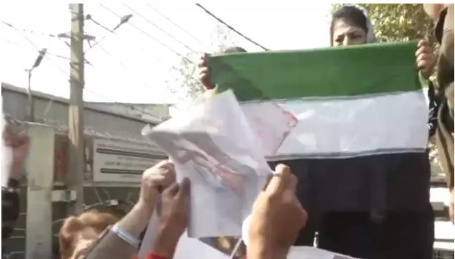 PDP प्रमुख महबूबा मुफ्ती ने फहराया फिलिस्तीन का झंडा, कहा - दुनिया तमाशा देख रही है वहां जुर्म हो रहा है