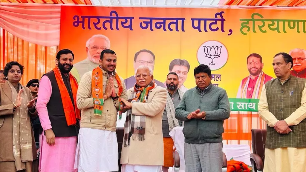हरियाणा BJP में कांग्रेस AAP के 100 से ज्यादा नेता शामिल, CM खट्टर बोले विपक्ष की राजनीति खत्म करेगी जनता